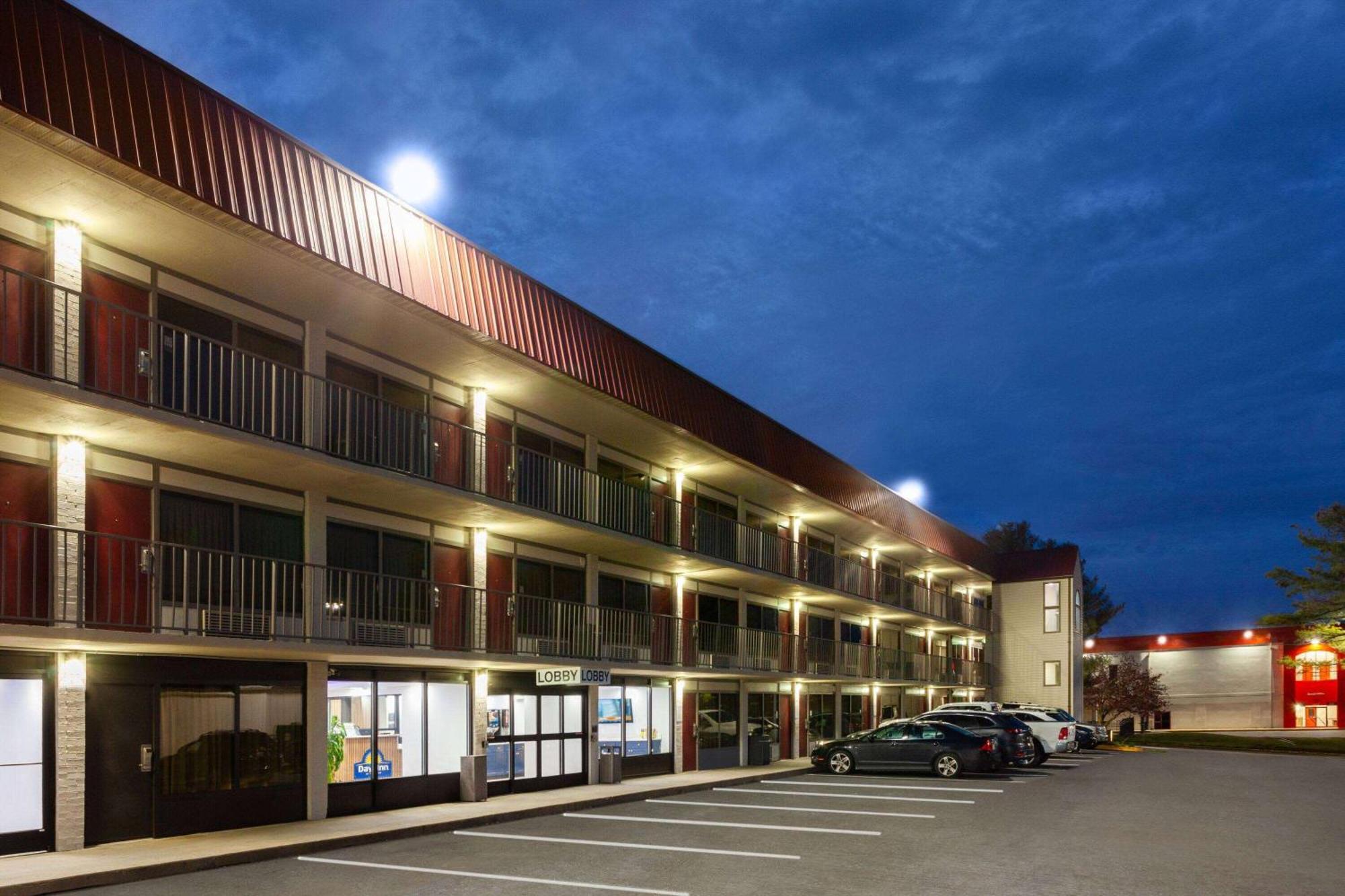 Super 8 By Wyndham Baltimore Northwest Exterior foto